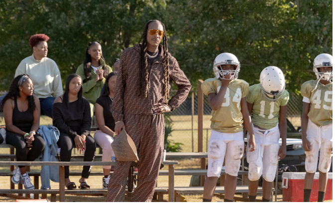 A partir de ahí, esta producción de Amazon MGM Studios ofrece hora y cuarenta minutos de diversión basada en los coloquialismos, groserías y gamberradas de un equipo infantil de fútbol americano en la ciudad de Long Beach que está luchando por abandonar la marginalidad a través del deporte y su capacidad de superación.