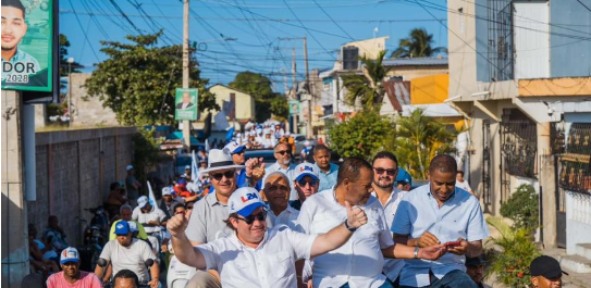 Cientos de perremeistas, amigos y simpatizantes recorrieron las calles del Ensanche Dubocq (Los Callejones), La Viara, Urbanización General Gregorio Luperón, Los Coquitos, Playa Oeste, Nuevo Renacer, Villa Progreso, Padre Las Casas, Cristo Rey, Ensanche Miramar (Los Cosos), y el Ensanche