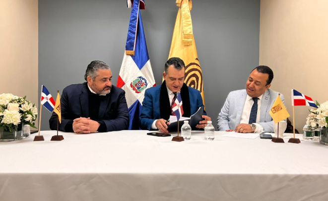 El presidente de la Junta Central Electoral (JCE), Román Jáquez Liranzo, informó que la cifra preliminar del padrón dominicano del exterior asciende a 870 mil dominicanos y dominicanas empadronados, que podrán sufragar en 34 países. Esta cifra es hasta el 21 de enero de 2024, fecha en la que el voto en el exterior cumple 20 años de ser implementado, siendo este el número de votantes hábiles más alto. Jáquez Liranzo destacó que, entre las 10 ciudades o estados con mayor cantidad de electores, al corte preliminar de todo el padrón, se encuentran: New York, con 275,350 (31.66 %); New Jersey, con 113,274 (13 %); Madrid, 73,511 (8 %); Boston, 59,771 (6 %); Puerto Rico, 48,603 (5 %); Filadelfia, con 47,604; Miami, 37,763; Barcelona, 32,686; Orlando, 31,929; Providence, 25,327; entre otras ciudades del mundo. “Solo en Estados Unidos, de los 870 mil empadronados, hay 616,995, para un 71 % del padrón en el exterior”, precisó el titular de la JCE. Sostuvo que para el 2024 este es un cierre preliminar, porque las personas que, aún cerrado el plazo estén dentro de los locales en filas, tienen el derecho de ser empadronados, por lo que este padrón puede aumentar en cantidad mínima, al tiempo de resaltó el trabajo llevado a cabo para el empadronamiento, con la campaña “Empadrónate, por la patria que llevas dentro”, que inició en el Aeropuerto Internacional del Cibao de Santo Domingo el 16 de septiembre de 2022 y concluyó este 21 de enero de 2024.