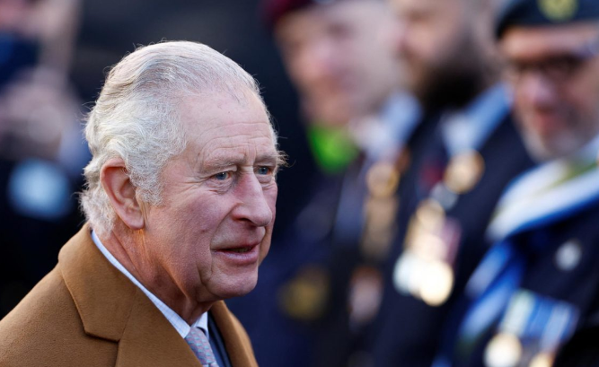 “El rey ingresó en un hospital de Londres esta mañana para recibir el tratamiento programado. Su Majestad quiere dar las gracias a todos los que le enviaron buenos deseos durante la semana pasada y le encanta saber que su diagnóstico está teniendo un impacto positivo en la concienciación sobre la salud pública”, señaló el palacio.