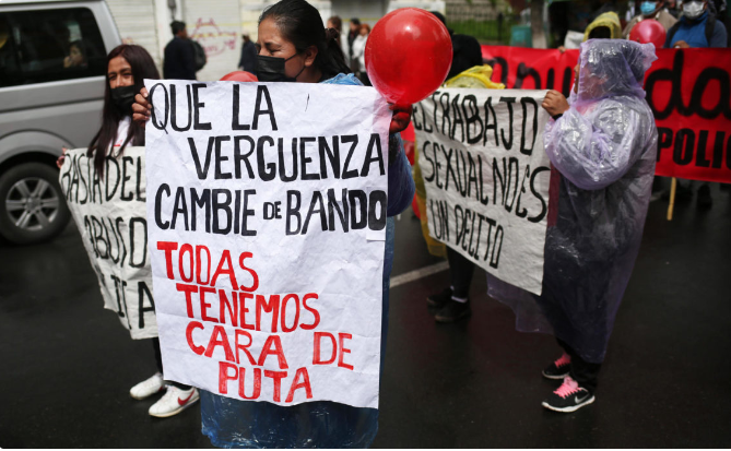 La marcha recorrió las principales calles de La Paz, en la que decenas de mujeres participaron con los rostros tapados mostrando un cartel rojo que decía “emputadas contra la extorsión policial”