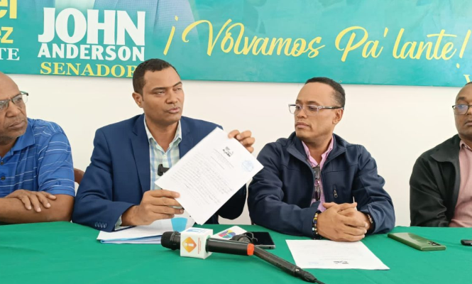 LAS TERRENAS, Samaná.- La Dirección Política del partido Fuerza del Pueblo (FP) en el municipio de Las Terrenas, denunció que la actual gestión municipal, encabezada por el alcalde Eduardo Esteban Polanco (Willy), está haciendo uso de los recursos del Estado, en beneficios de allegados, bajo el artilugio de contratos de prestación de servicios. Al fungir como vocero de la FP, Juan Fermin, presidente municipal de la organización, leyó un documento en el que se afirma que las acciones del alcalde de Las Terrenas constituye una violación a la Constitución de la República, en su artículo 146, que establece, entre otros receptos, que: “Se condena toda forma de corrupción en los órganos del Estado”. La FP en el municipio de Las Terrenas dice que en su párrafo 2, el artículo 146, de la Constitución, establece que: “… será sancionada la persona que proporcione ventajas a sus asociados, familiares, allegados, amigos o relacionados”. El partido Fuerza del Pueblo, en fecha 30/10/2023, solicitó al Ayuntamiento del municipio de Las Terrenas, la entrega de copias de todos los contratos de las obras realizadas y servicios contratados en los años 2020,2021,2022 y 2023. Empero, la FP hizo saber que únicamente entregaron seis contratos, todos referentes a contrataciones de servicios de recogida de desechos sólidos. La entidad política opositora agrega que le llamó la atención uno de esos contratos, “Contrato de alquiler de camión para recolección de desechos sólidos”, suscrito por Eduardo Esteban Polanco, en su calidad de alcalde del Municipio de Las Terrenas, y José Miguel Rubio Noesi, de fecha 5 del mes de noviembre del año 2020, que entraba en vigencia desde el día 6 de noviembre del año 2020 y finaliza el día 31 de mayo del año 2024, es decir, tres años y seis meses de vigencia. Dicho contrato establece un monto mensual de RD$120,000,00, equivalente a un monto total de RD$5,040.000.00. Ese contrato, agrega, es un ejemplo claro de ilegalidad y corrupción, conforme lo prescribe la Ley 340-06, sobre Contrataciones Públicas, y la Ley de Ética Gubernamental, por la conocida notoriedad pública del vínculo político y personal, entre el alcalde y el contratado. La nómina Asimismo, la Dirección Política de la FP denunció que la nómina del Ayuntamiento de l municipio Las Terrenas, desde el año 2020 hasta el año 2023, ha sido incrementada en más de un 30%, “sin que este aumento se haya reflejado en una mejora en los servicios públicos que brinda la Alcaldía”. Empero, destacó que “la marca Terrenas sigue perdiendo valor y el municipio, cada día, más arrabalizado, pues dicho crecimiento de la nómina en muchos casos solo ha servido para el pago de favores políticos ( clientelismo), que no hay una correlación entre el aumento de la nómina y la mejoría en los servicios que brinda la Alcaldía”. Dijo que la actual Alcaldía de Las Terrenas, en estos casi 4 años de gestión, ha sido la que más recursos ha recibido, tanto por los ingresos propios, como por las donaciones y aportaciones directas e indirectas que le ha hecho el Gobierno Central y otras instituciones del Estado. El organismo de la FP señala que se habla de aproximadamente 400 millones de pesos. En ese sentido, la FP en el municipio de Las Terrenas, pregunta al alcalde Polanco, ¿cómo, cuándo y dónde, están o se han invertido todo esos recursos? El partido opositor se hizo la interrogante, tomando en cuenta que al día de hoy, no existe una obra trascendental que haya impactado en la mejoría de la calidad de vida de la gente “que debe ser el fin último de toda inversión pública”. La Dirección Política de la Fuerza del Pueblo en Las Terrenas dijo esperar que el alcalde de este municipio responda frente a la sociedad y a los órganos del Estado que tienen que ver con la transparencia en los procesos administrativos y el uso adecuado de los recursos públicos. Espera documentación Igualmente, la entidad política opositora hizo saber al alcalde de Las Terreras que está a la espera de la solicitud que hizo a ese organismo, en fecha 14/12/2023, a través de la oficina de acceso a la información pública, donde le solicitaba la entrega de los todos los documentos referentes a las licitaciones y los contratos de las obras suscrito por la Alcaldía con los proveedores, así como copias de los contratos de los servicios contratados. Asimismo, la Fuerza del Pueblo exige al alcalde de Las Terrenas, Eduardo Esteban Polanco, que responda a las siguientes preguntas: ¿Por qué contrató a su socio, José Miguel Rubio Noesi, por un contrato de alquiler de un camión para la recolección de basura por un monto de RD$5,040,000.00? ¿Qué justifica el aumento de la nómina del Ayuntamiento en más de un 30% en casi 4 años? ¿Dónde están los más de 400 millones de p