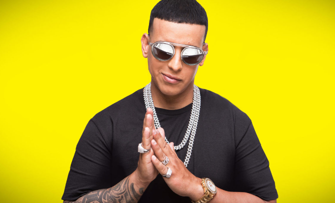 Daddy Yankee sostiene que depositó en la caja fuerte dos relojes, tres cadenas, una cruz, cuatro brazaletes, tres anillos y un par de pendientes de diamantes valorado todo ello en 1.052.50 dólares.