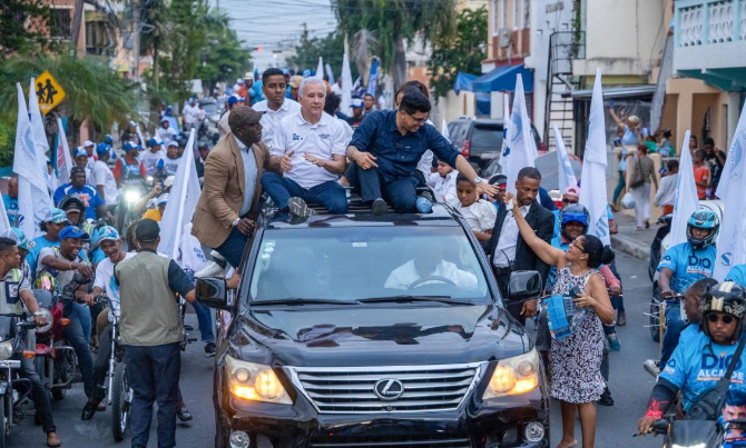 En el marco del recorrido, Dío Astacio, aprovechó la ocasión para agradecer el apoyo abrumador de la comunidad, y a la vez, destacó el deseo y necesidad de la gente, de que Santo Domingo Este se levante.