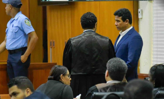 El juicio de fondo que debió iniciarse hace casi tres meses contra los policías y militares acusados de una estafa al Estado a través del Cuerpo Especializado de Seguridad Presidencial (Cusep) y el de Seguridad Turística (Cestur), durante la gestión de Adán Cáceres Silvestre y Juan Carlos Torres Robiou, se postergó por tercera ocasión este martes.