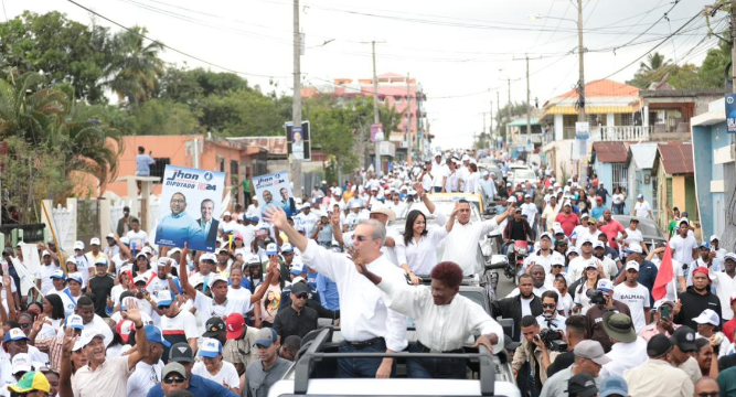 Abinader participó en la caravana junto a los líderes en el referido municipio y la alcaldesa Altagracia Herrera, quien aspira a la reelección de esa demarcación.