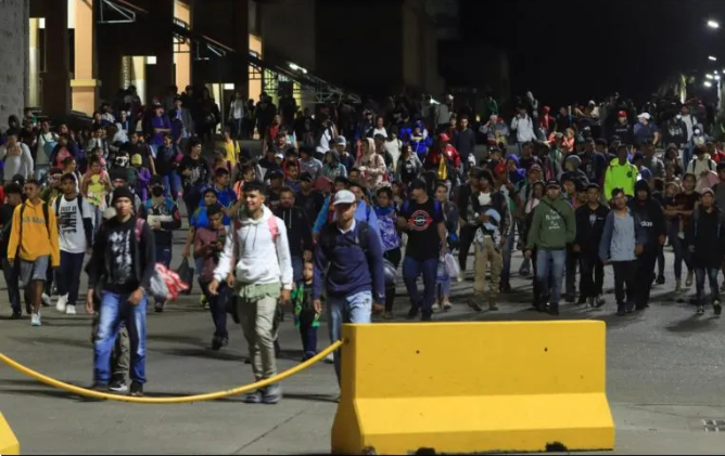 “Vamos decididos a todo, aquí, imagínese, estábamos peor, sin empleos, con hambre”, dijo Edgar Iván Hernández, un trabajador del campo de 26 años que viajaba con tres familiares.