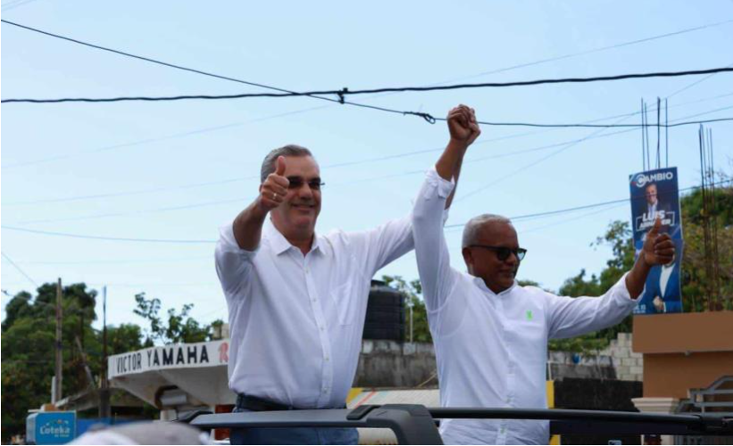 Abinader llegó al comando de campaña de Candelaria a las 12:17 del mediodía y allí fue recibido por cientos de simpatizantes de Boca Chica, quienes pedían cuatro años más de mandato al presidente. La caravana inició en la calle primera, esquina autopista de Las Américas.