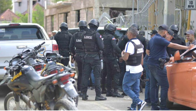 Desconocidos a bordo de una motocicleta mataron a tiros a un señor de alrededor de 70 años de edad, mientras este preparaba una pintura para señalizar una calle próxima a un centro educativo de su propiedad, en el sector El Ejecutivo, en Santiago. La víctima fue identificada como Antonio Hernández Bautista “Tony Bautista”, tío del exdirector general de la Policía Nacional, Ney Aldrín Bautista Almonte. Los agresores no sustrajeron ningún objeto de valor. En el lugar se presentaron agentes de la Dirección Central de Investigación (Dicrim) y miembros del Ministerio Público quienes investigarán el hecho en el que Bautista cayó abatido de cuatro impactos de balas. Hasta el momento no se ha ofrecido más información sobre el hecho.