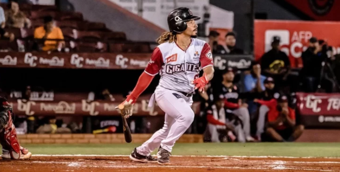 Con el trinfo de los Tigres del Licey 2-1 sobre las Estrellas Orientales esta noche, los Gigantes se ponen a uno del tercero, pero a dos a dos del segundo puesto y restando solo un partido de la semifinal round robin, se quedan fuera de su sueño de ir a la final.