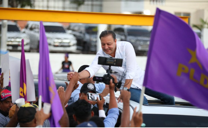 Desde la circunscripción 1 de Santiago, donde encabeza una concurrida caravana, Martínez señaló que lo que se observa en la Ciudad Corazón es que los santiagueros instalarán a Víctor Fadul en la Alcaldía y a Marino Collante como senador.