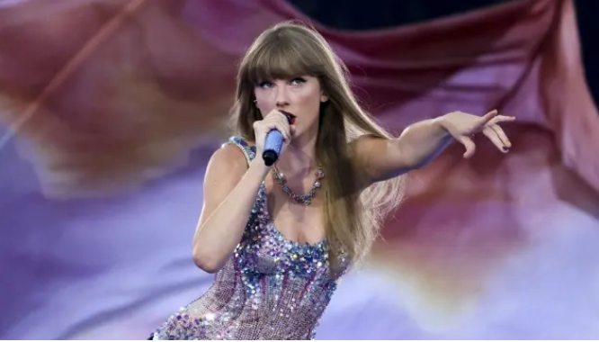 Taylor Swift impacta la NFL El impacto mediático creció cuando Swift comenzó a asistir a los partidos de Kansas City, de local y de visitante, a los que ha acudido ataviada con prendas con los colores de los Chiefs y el nombre de Kelce, algo que favoreció esta proyección a nivel comercial, aseguró Eric Smallwood. “Fue muy singular y compararlo con cualquier cosa es muy difícil, especialmente en estos tiempos”, dijo el directivo. Smallwood mencionó cuál es parte del seguimiento que hacen como consultoría de publicidad y marca para determinar el impacto económico generado. Expectativa por el Super Bowl “Cualquier mención o fotografía visual de Taylor Swift vinculada a los Chiefs o la NFL vale. Si se menciona a los Chiefs con Taylor en un artículo, entonces hay una conexión. Si hay una foto de ella en la suite durante el partido de los Chiefs con una camiseta de los Chiefs, eso también es un éxito”, subrayó. El nuevo foco de atención en esta historia radica en si Taylor Swift estará en el Super Bowl LVIII que se realizará el próximo 11 de febrero en Las Vegas, Nevada, toda vez que la cantante tiene un concierto programado, como parte de su gira ‘The Eras Tour’, en Tokio, Japón, un día antes del partido. La intención del equipo de la estrella es que en cuanto termine su presentación viaje en su jet privado para apoyar a Kelce en el Allegiant Stadium, de Las Vegas, Nevada, y llegue antes de que inicie el juego. FUENTE/ EFE