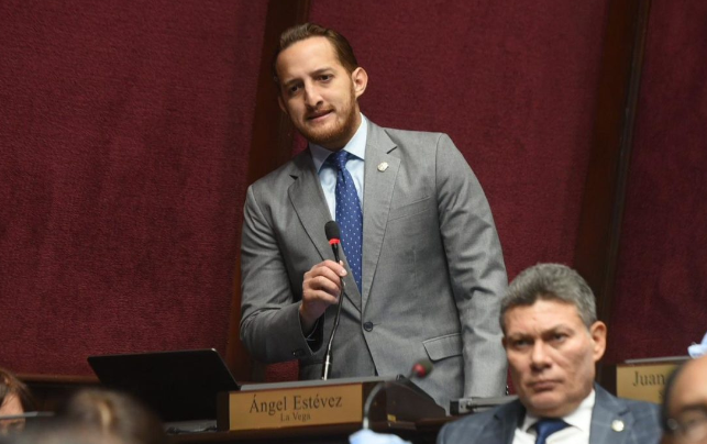 Diputado del Partido de la Liberación Dominicana, Ángel Estévez, manifestó la necesidad de que en el Senado de la República se apruebe el proyecto de Ley Protección Fitosanitaria, que ya fue aprobado en la Cámara de Diputados. Estévez, quien es coproponente de la pieza, agregó que es tiempo de dotar al país de una nueva normativa que regule la entrada al país de químicos para fumigación, ya que ley actual pasa de 65 años. El también miembro de la Comisión Permanente de Agricultura en la cámara baja, lamentó la muerte de una madre y su bebé por intoxicación de químico de fumigar este domingo, por lo que espera que toda vez sea aperturada la legislatura el próximo 27 de febrero, la Ley sea colocada en agenda. “Con este marco regulatorio podemos prevenir este tipo de incidentes que afecten la vida de los Dominicanos”, resaltó el legislador peledeísta. Sobre la prohibición de importación del químico El diputado peledeísta por la provincia de La Vega, Ángel Estévez, manifestó que con relación a la prohibición de importación del producto fosfuro de aluminio por parte del Gobierno esto debió hacerse vía resolución desde el Ministerio de Agricultura. Sin embargo, el legislador peledeísta se mostró de acuerdo con la prohibición emanada del Poder Ejecutivo hasta que el país tenga un nuevo marco regulatorio como es la pieza legislativa que está en el Senado llamada Ley de Protección Fitosanitaria. El uso de este químico denominado fosfuro de aluminio fue el causante de la muerte de una mujer y su bebe residentes en uno de los apartamentos de la Torre Da Silva 3, ubicada en el sector Piantini del Distrito Nacional, mientras que su otro hijo y su esposo se encuentran hospitalizados.