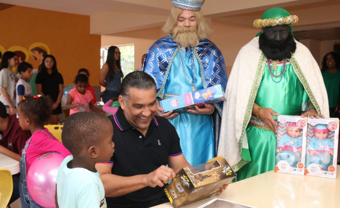 Acompañado de su esposa Noemí Tavares y sus hijas, el popular candidato agradeció a las autoridades de los centros por haberle permitido entregar los juguetes.