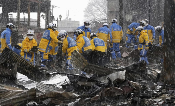 Una mujer de unos 90 años fue sacada con vida de una casa derrumbada en el oeste de Japón a última hora del sábado