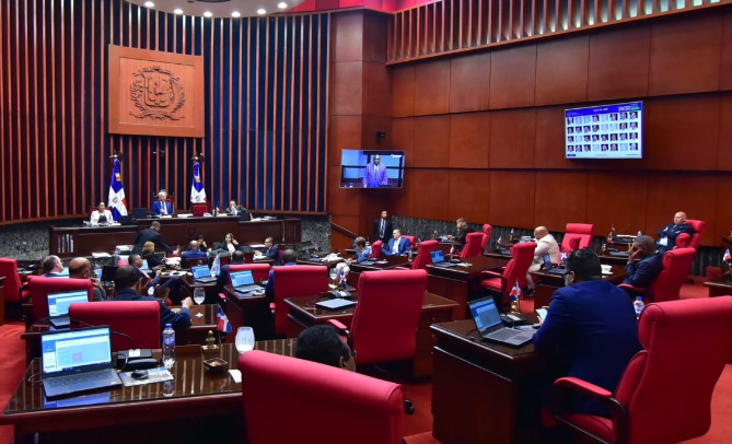 Previo al inicio de la sesión, los senadores realizaron una oración para dar la bienvenida al nuevo año y por la salud del senador Héctor Acosta (El Torito), de la provincia Monseñor Nouel.