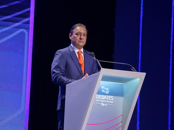 Santo Domingo.- “No soy un empresario no soy un intelectual, lo que soy es un hombre de acción y de resultados”, así se definió en su participación el candidato presidencial por el Partido de la Liberación Dominicana, Abel Martínez en el debate electoral organizado por la Asociación Nacional de Empresarios Jóvenes. Al hacer alusión con esa frase a sus contrincantes Luis Abinader del Partido Revolucionario Moderno y Leonel Fernández de la Fuerza del Pueblo, Martínez recordó además sus 24 años de vida política en los que, según dijo, si ha gestionado desde diversas posiciones, soluciones a las distintas problemáticas que afectan a la población dominicana. Martínez quien con su discurso apeló al sentimiento patriótico indicó: “Comencemos este debate con la verdad, la gente está perdiendo interés y confianza en la política y no es de extrañar porque lo que viven en el día a día es diferente a lo que se les está diciendo, por eso estoy aquí no solo como candidato del PLD, estoy aquí como dominicano comprometido con nuestra República Dominicana”.